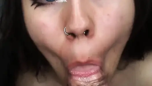 Я делаю ему вкусный минет, когда он приходит ко мне домой - минет и глотание спермы в любительском видео