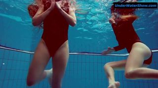 Dos adolescentes calientes bajo el agua