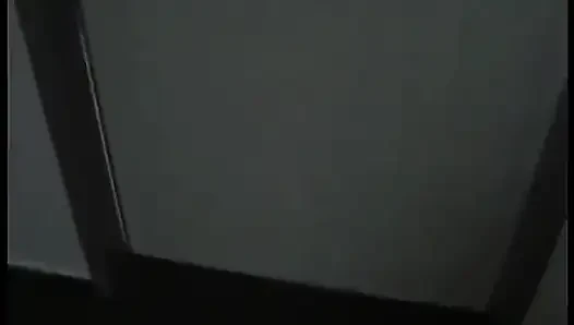 Büyük memeli esmer bebek banyoda amını ovuyor