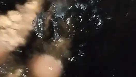 Gece yarısı en iyi arkadaşının karısıyla yatağa girdikten sonra sıska bir şekilde için dışarı çıkıyor