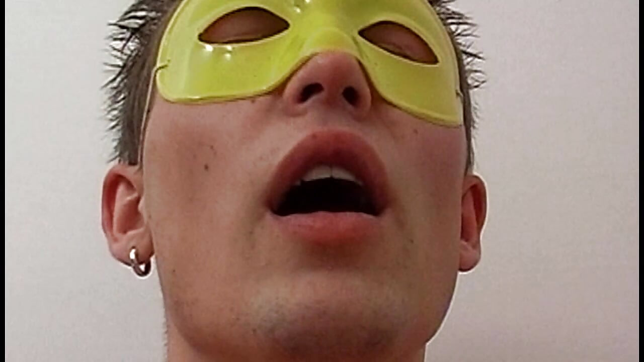 Ερασιτέχνιδα νεαρή πουτάνα με μάσκα κάνει σόλο σεξ με δονητή και γαμιέται