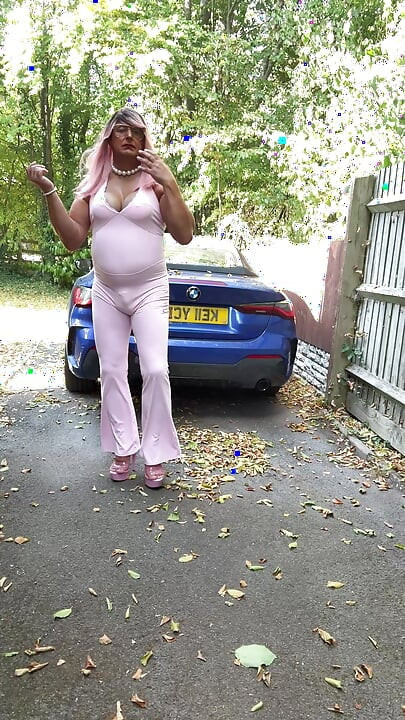Crossdresser kellycd2022 u ružičastom kombinezonu i štiklama