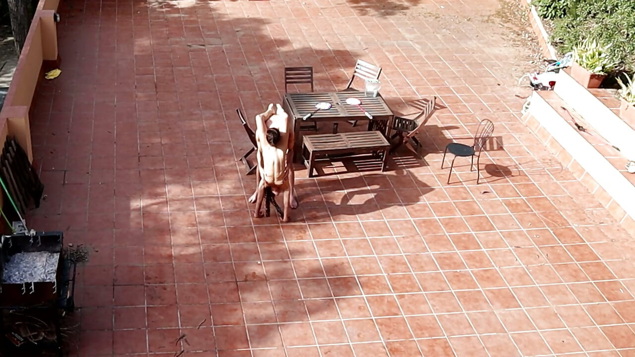 Casal flagrado fodendo no pátio