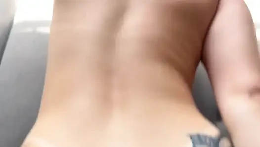 Маленькая шлюшка опустилась на меня, пока мы были одни дома.