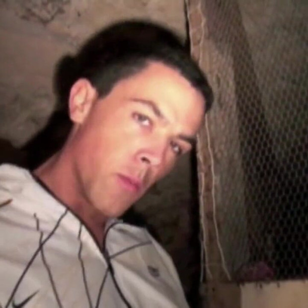 Подчинение кроссовки в сдержанном подвале