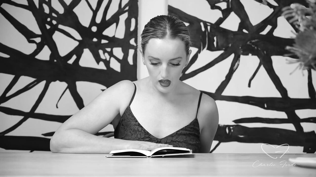 Ωδή στην υστερική λογοτεχνία με τους Charlie Forde, Amber Moore