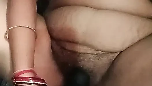 Indische deshi-dorf-hausfrau masturbiert muschi-vibrator-dildo
