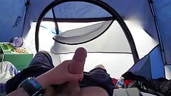 Johnholmesjunior Prawdziwe ryzykowne i publiczne otwarte drzwi namiotu solo show z cum podczas biwakowania w BC