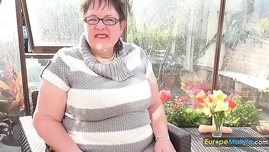 Britische süße mit riesigen titten masturbiert