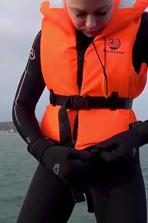 Wetsuit ve Lifejackets Lucy'nin donma karşılaştırması