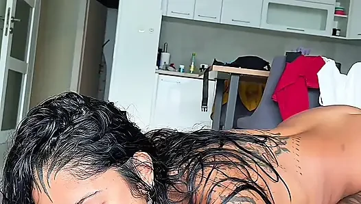 PAPI, ICH LIEBE DEN GESCHMACK DEINES GROßEN SCHWANZES - HEIßE brünette latina gibt besten blowjob und nimmt fick in cowgirl in POV