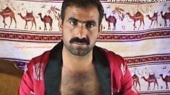 Harige Arabische stiefvader schiet een grote lading op zijn harige borst