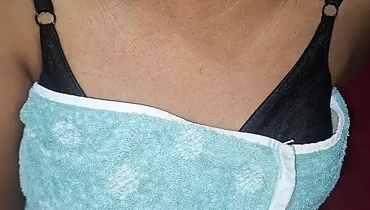 Aksi tante mungil rambut pirang yang buta