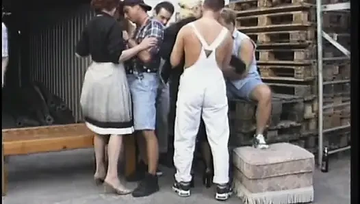 Pirang tua kotor disetubuhi dari belakang sambil mengisap kontol di gang bang