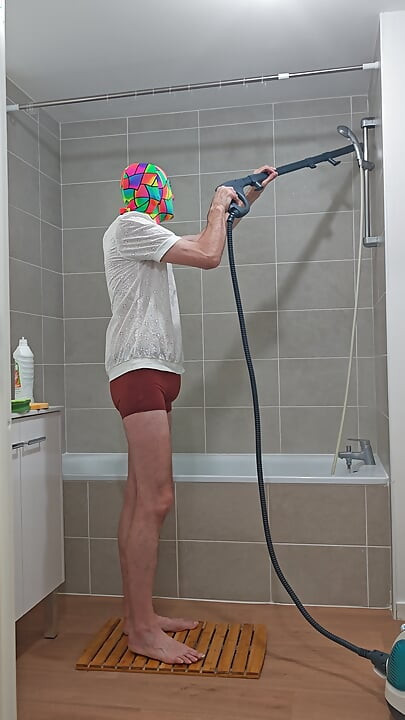 I'm finishing the steam cleaning of the bathtub (episode 3)