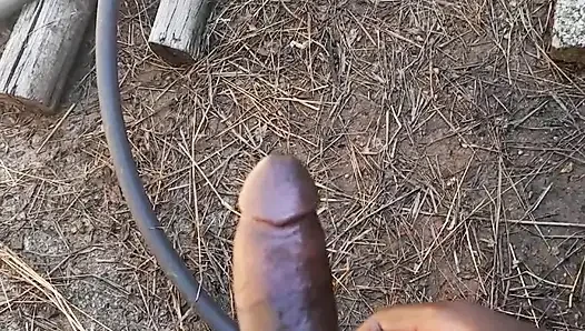 Mello Sins dışarıda yarağını okşuyor