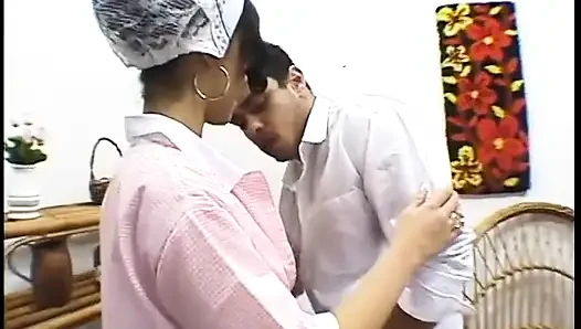 Buffy Latina sert yarak üzerinde zıplıyor ve sonra yüzüne boşaltıyor