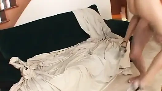 Yuvarlak götlü esmer erkek delisi kanepede sert sikişiyor
