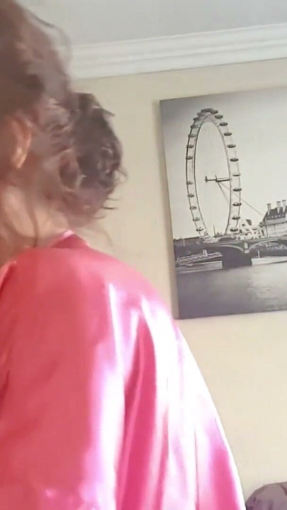 Une fille en robe rose suce une bite et fait une branlette jusqu'à ce qu'elle jouisse | Clip 1