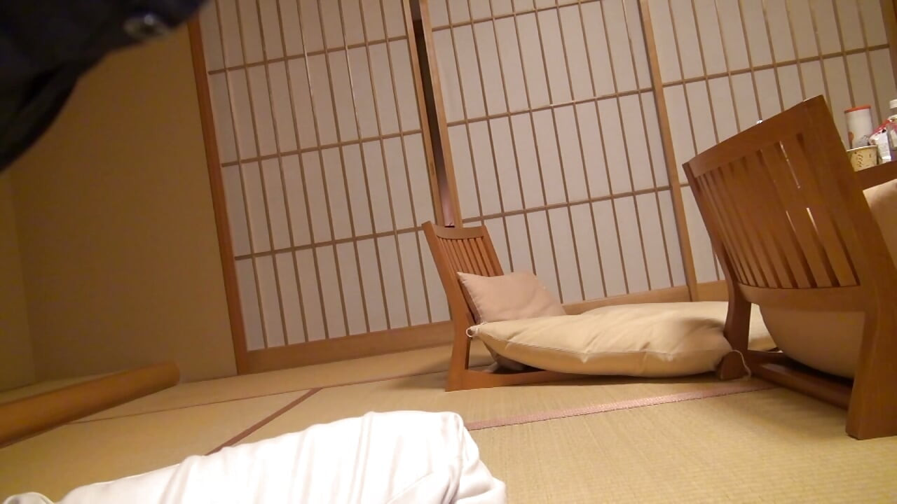 A175B05 Massive squirting in a yukata! Gal-type wives love big things!