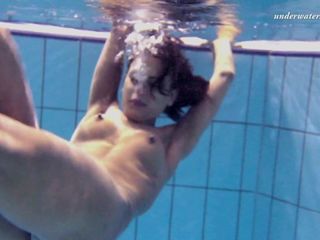 Zlata oduvanchik super hete maagdelijke babe in het zwembad