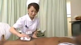 Des infirmières asiatiques vident une bite noire
