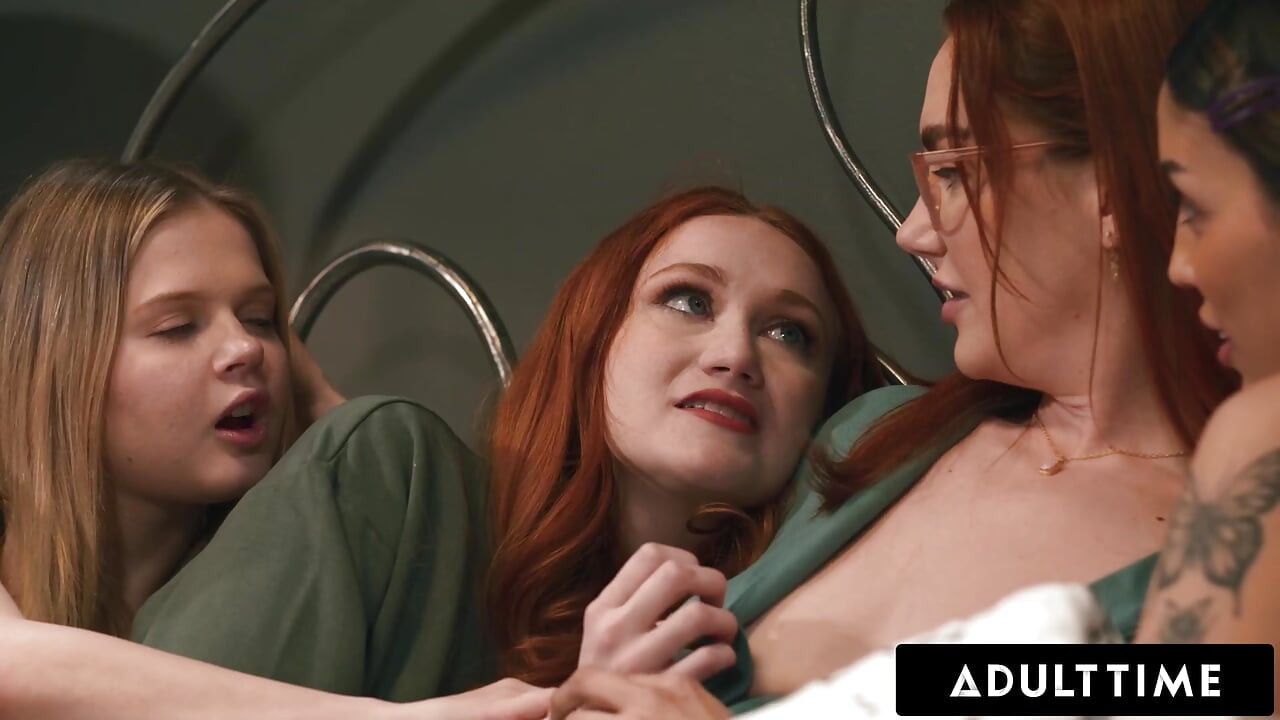 ADULT TIME - милфа Siri Dahl утешает падчерицу Scarlet Skies и ее лучшие подруги горячим сексом вчетвером!