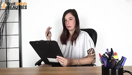 Шаловливая профессор учит своего студента, как поклоняться восхитительным ступням