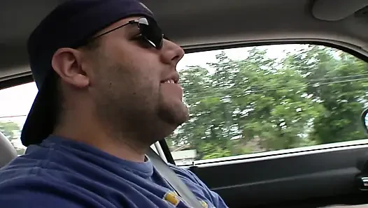 Юная блондинка с маленькими сиськами скачет на хуе и получает камшот на лицо