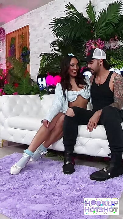 Chloe amour, Nade Nasty ke gale men gahre land leti hai, jab tak vah us par viry nahin chhorta!