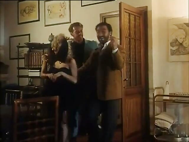 Göt sikişi göt parmaklıyor amcık yalıyor nostaljik üçlü grup seks