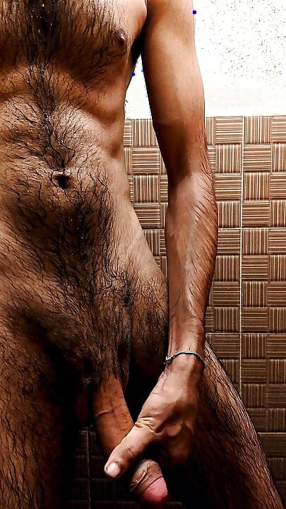 Chico desi en el baño