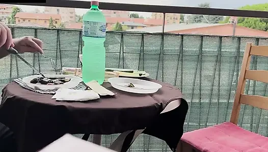 Lara et yiyor, sonra sakso çekiyor ve kanepede dölleniyor