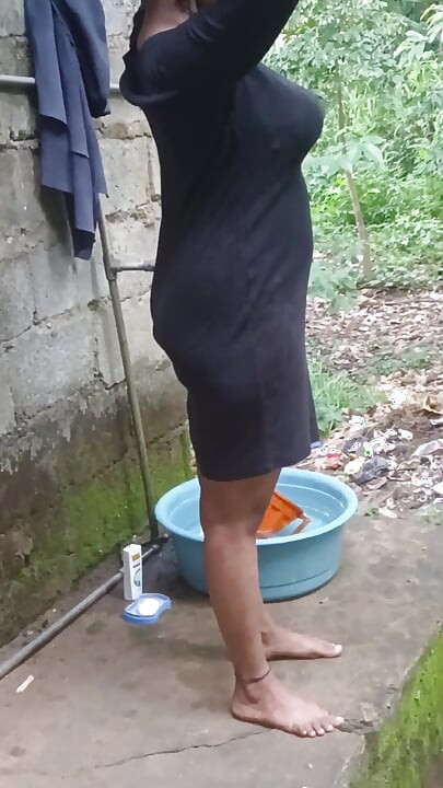 Sri Lanka House Wife Bathing Video