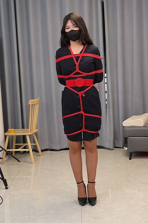 My Girlfriend in Black Stockings Was Bound by a Red String on the Chair-i Really Liked How She Was Tied up