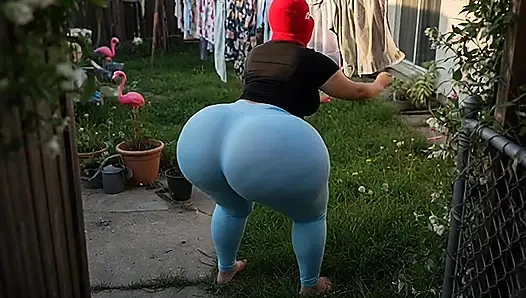 Tetangga pantat bahenol dengan legging ketat warna biru dan celana dalam thong biru di teras rumah