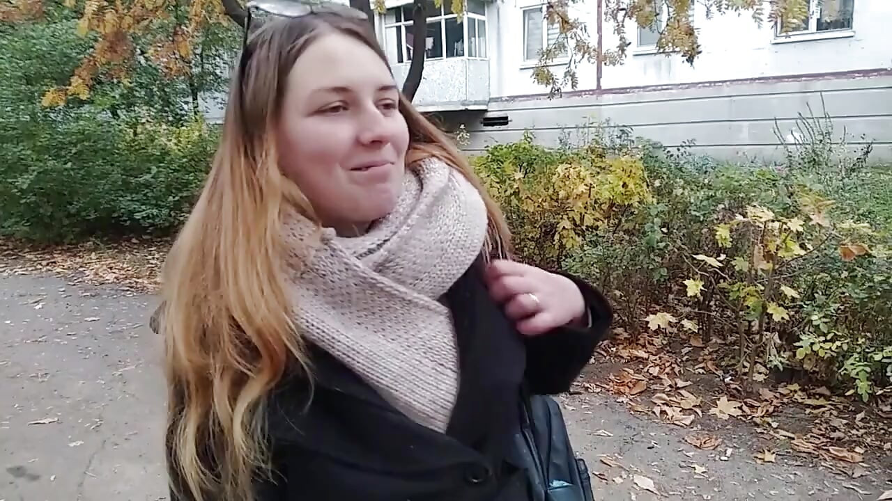 Follada a una chica universitaria en la entrada