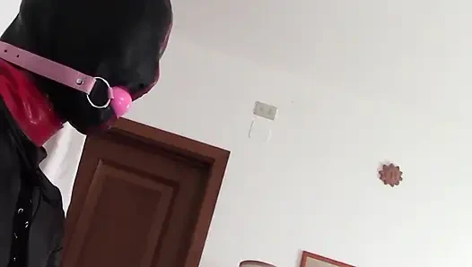 Laura halka öğürme ve büyük döl yutma ile harika bir sakso eyleminin çok yakın bir görüntüsünde kapşonlu