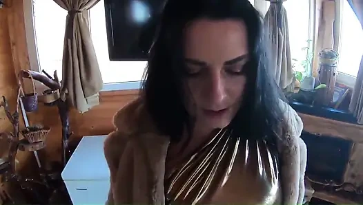 Altın elbise, kürk ve sigara içen kıllı amcık, derin sakso ve buzdolabında sert domaltma