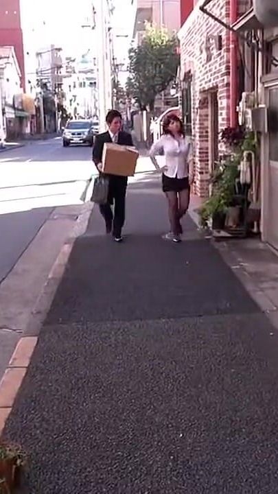 女性が率いるチームに参加した私は、先輩の昇進に戸惑いましたが、彼女はデスクの下で控えめに私を安心させてくれました。パート1