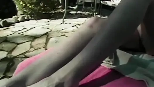 Blonde Schönheit masturbiert im Garten