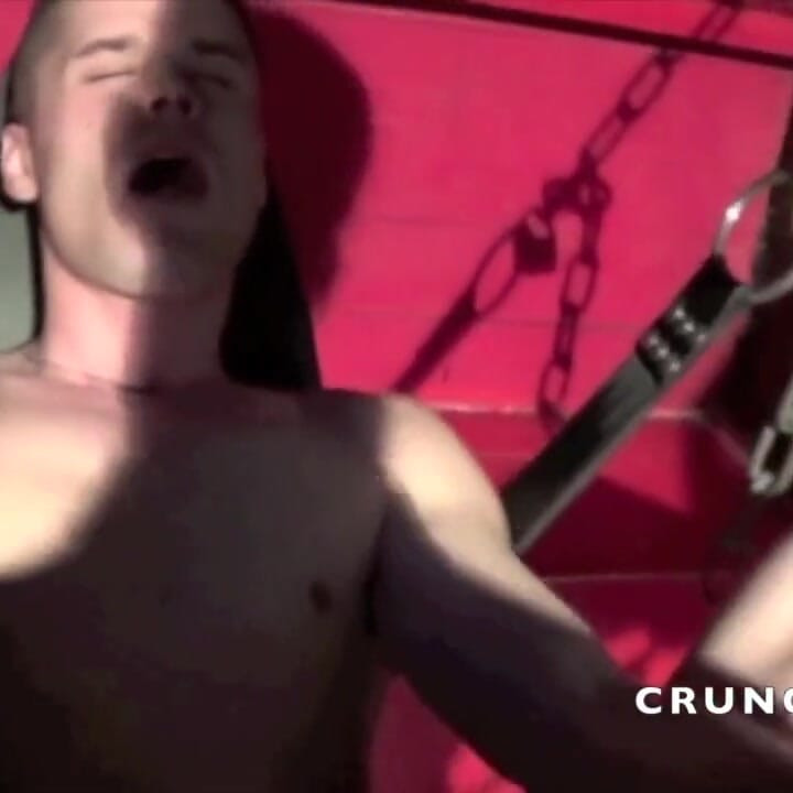 两个性感的 twinks 在后台啪