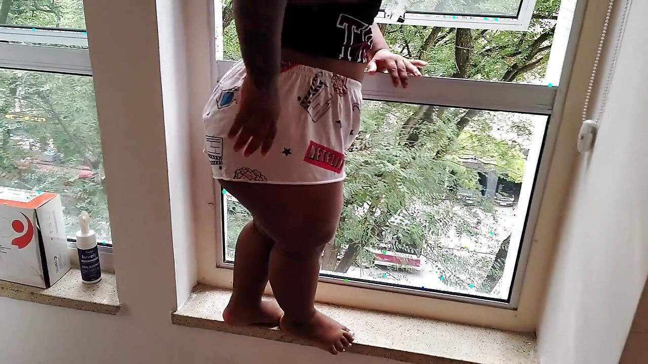 Une nain a une bite dans son petit cul