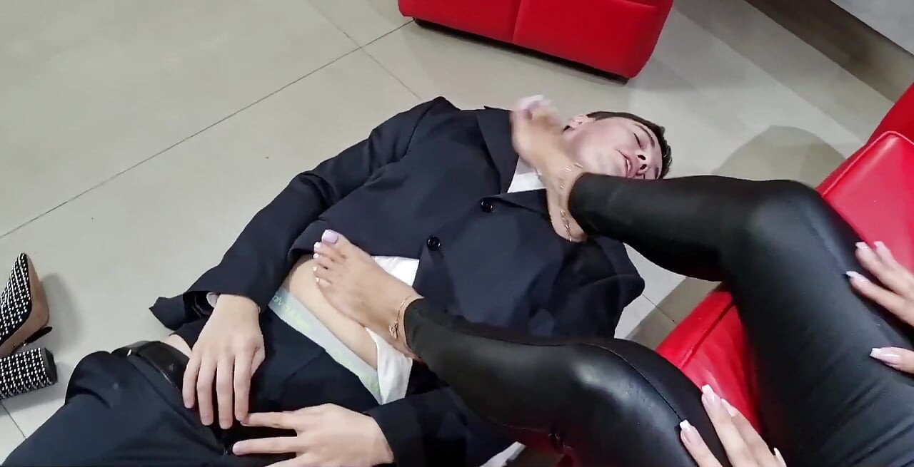 Sexy dominatrix terapia fantasía le dio a un perdedor el tratamiento que merece