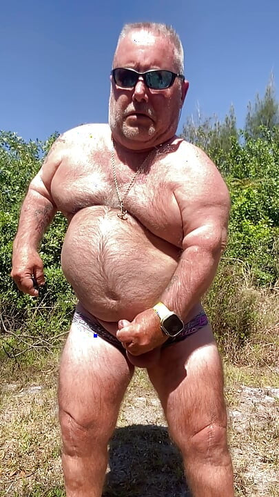 Mark Fletcher, meada mojada, bragas empapándose y corriéndose en el bosque con envejecimiento