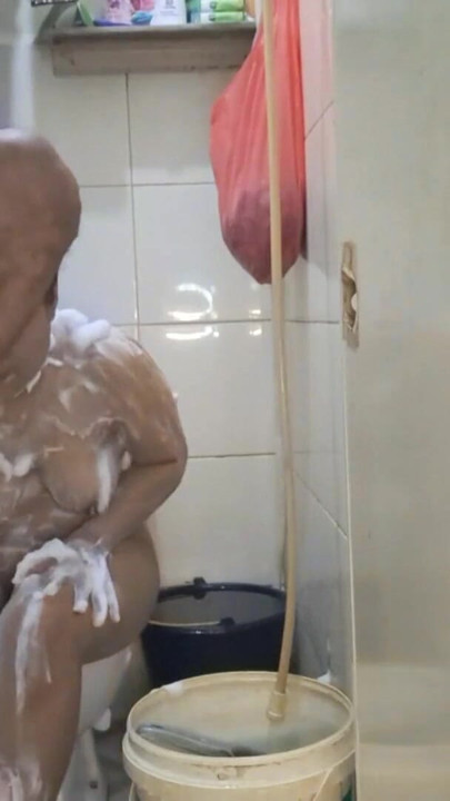 Fucking med en kone i brusebadet | Klip 1