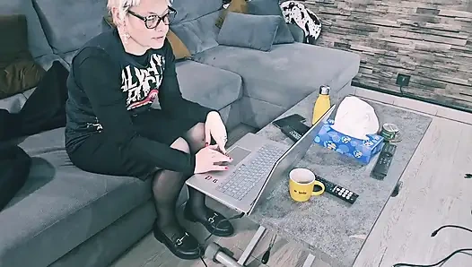 Saya harus memilih antara bekerja atau dildo vagina MILF dewasa saya