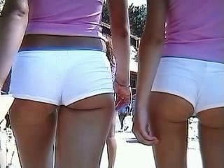 Sandras knackpo in Hotpants bespritzt