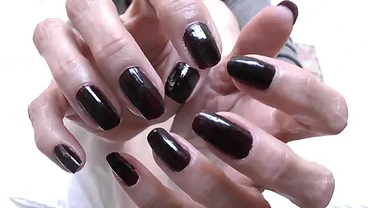 Kuku hitam dan kaki mengkilap bagian 1, lady victoria valente