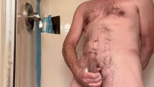 Un papa sexy sous la douche caresse et joue avec son trou